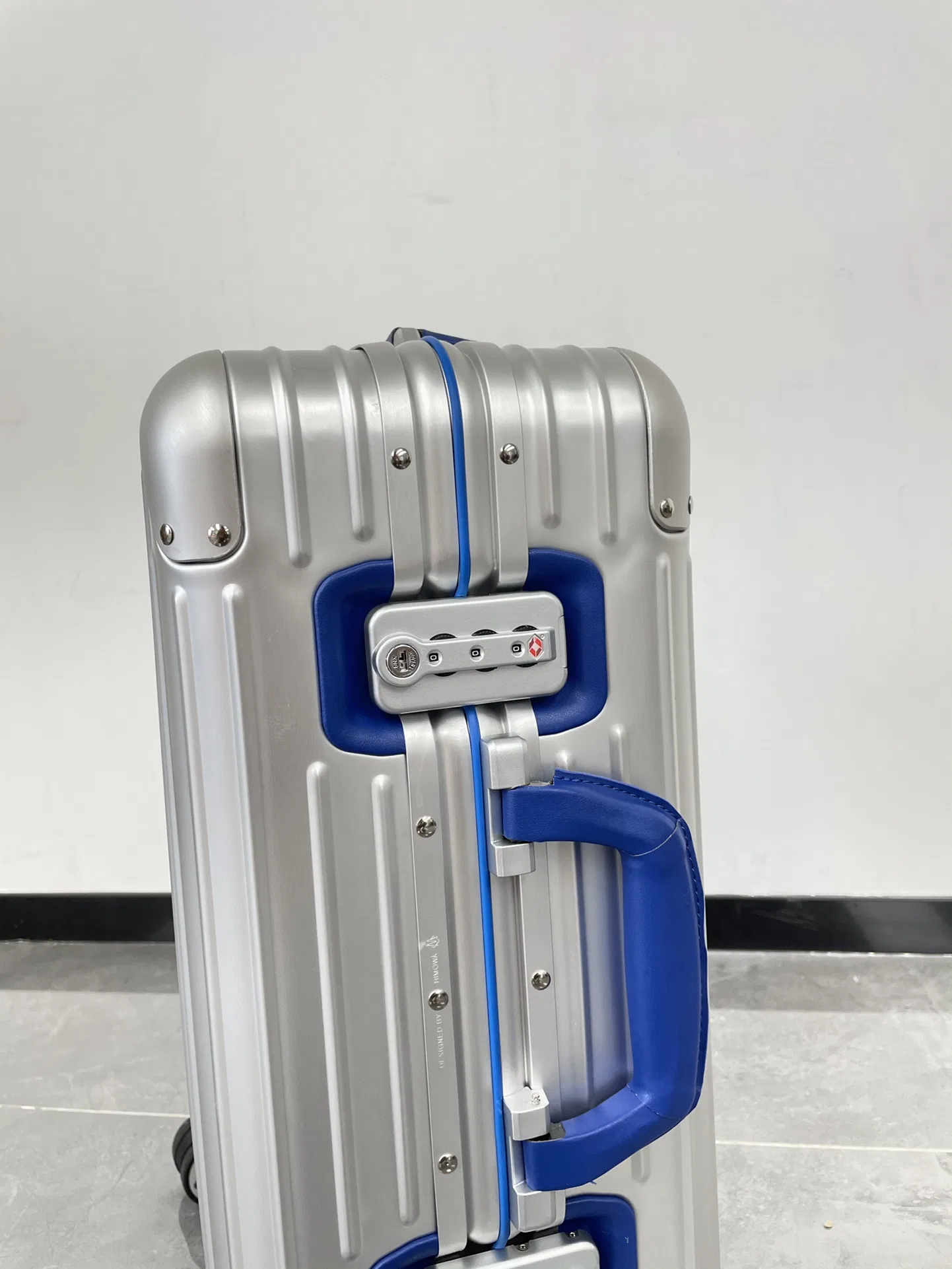 RIMOWA 27FW MNMWFBJ 003 캐리어 33