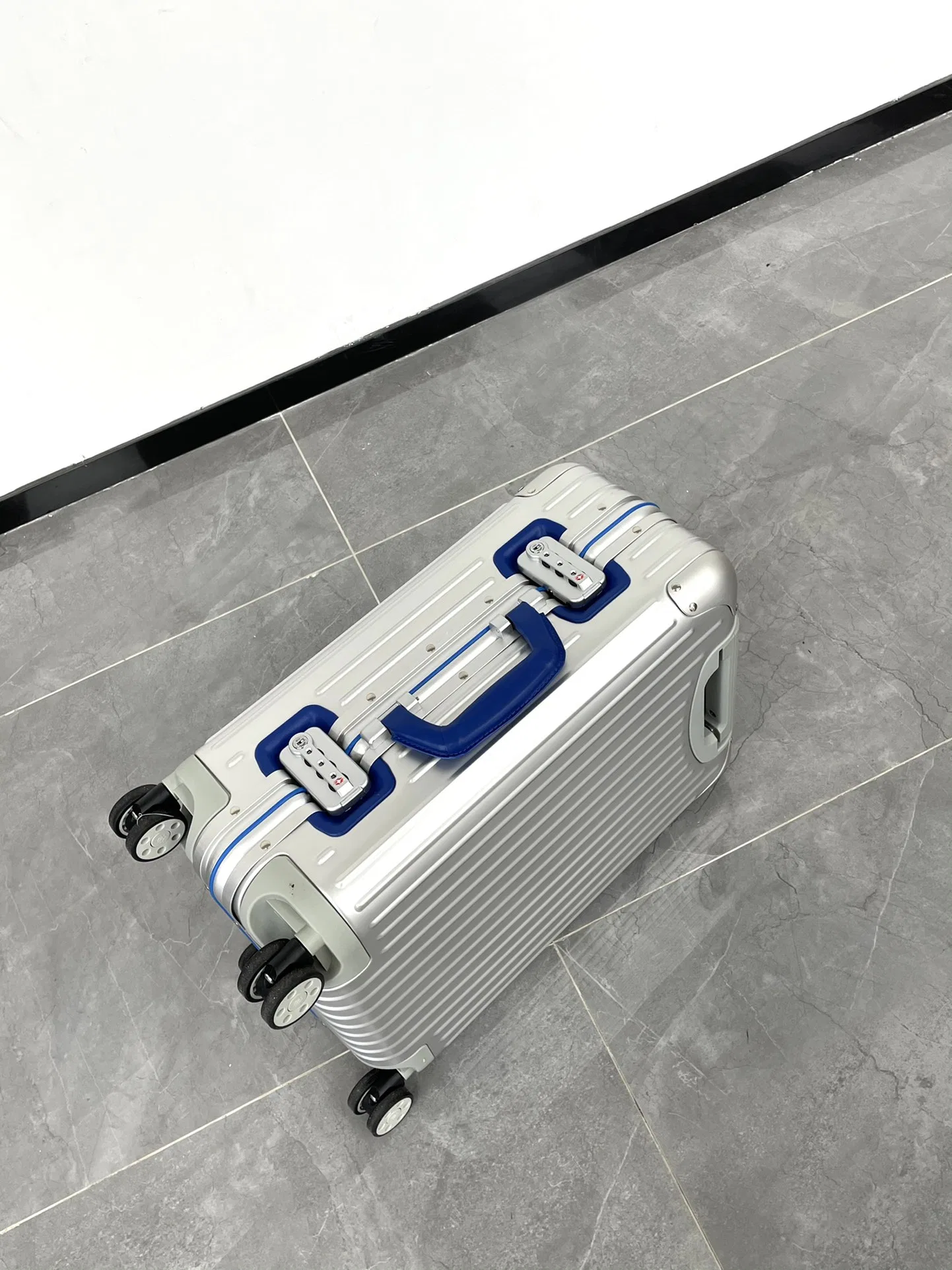 RIMOWA 27FW MNMWFBJ 003 캐리어 35