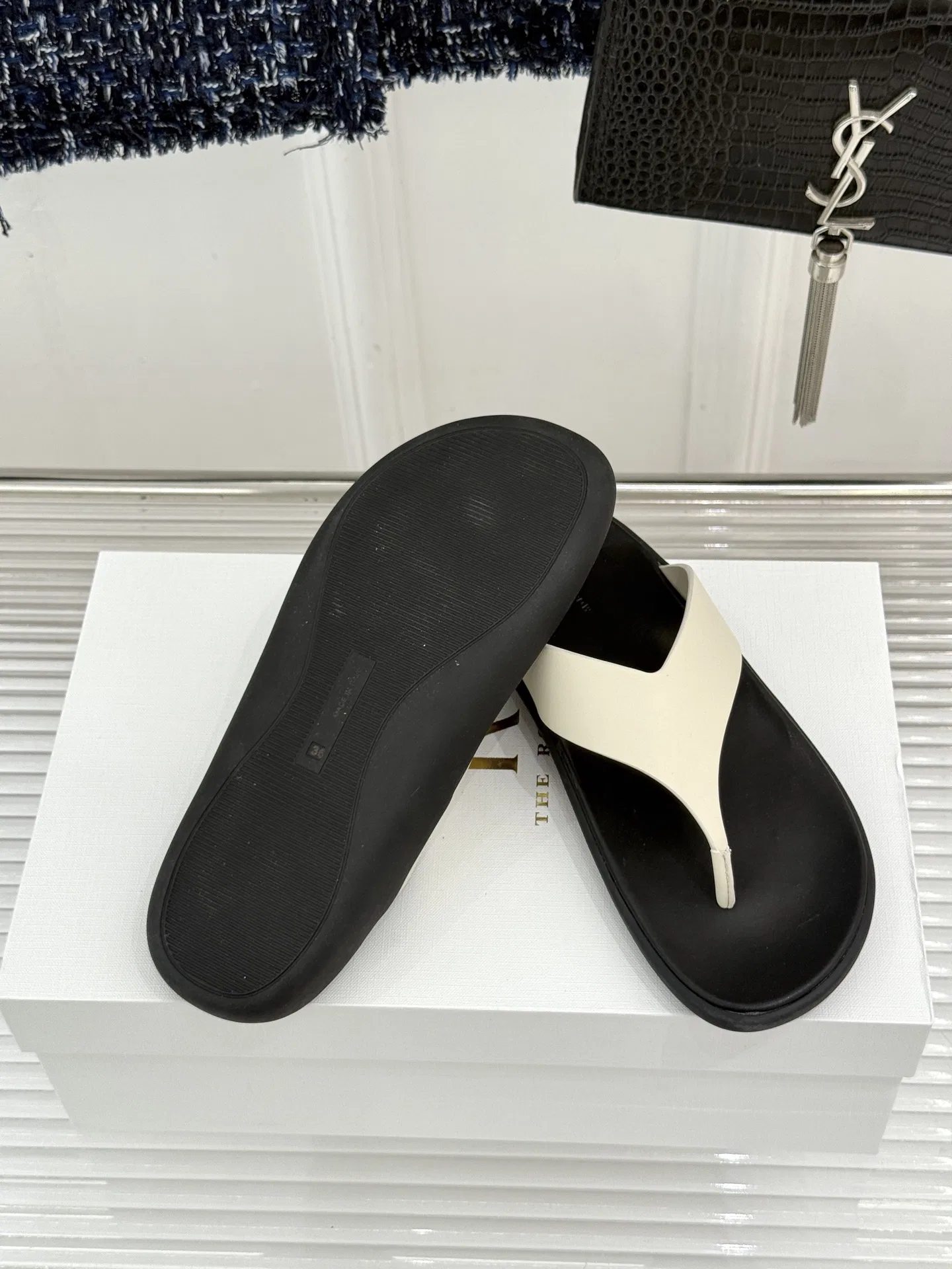 THEROW 27FW UEFHQNF 001 쪼리 9