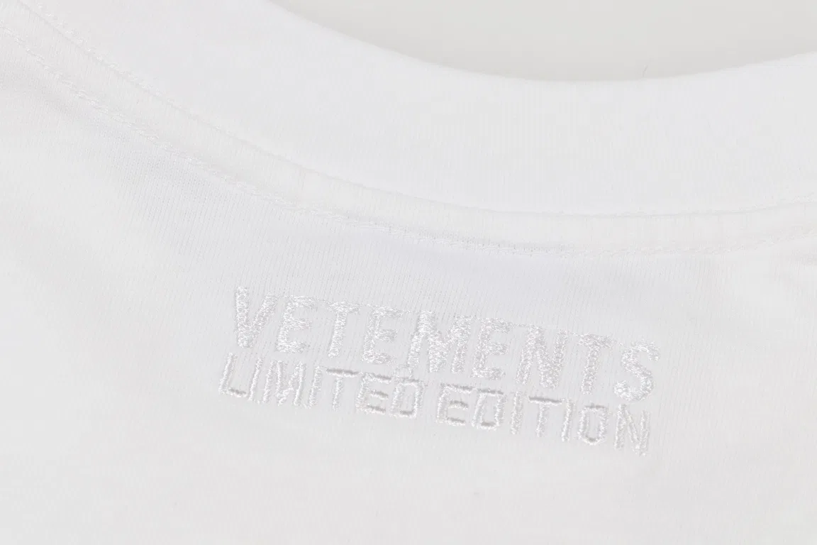 VETEMENTS 27FW GYYOCNS 034 반팔티셔츠 10