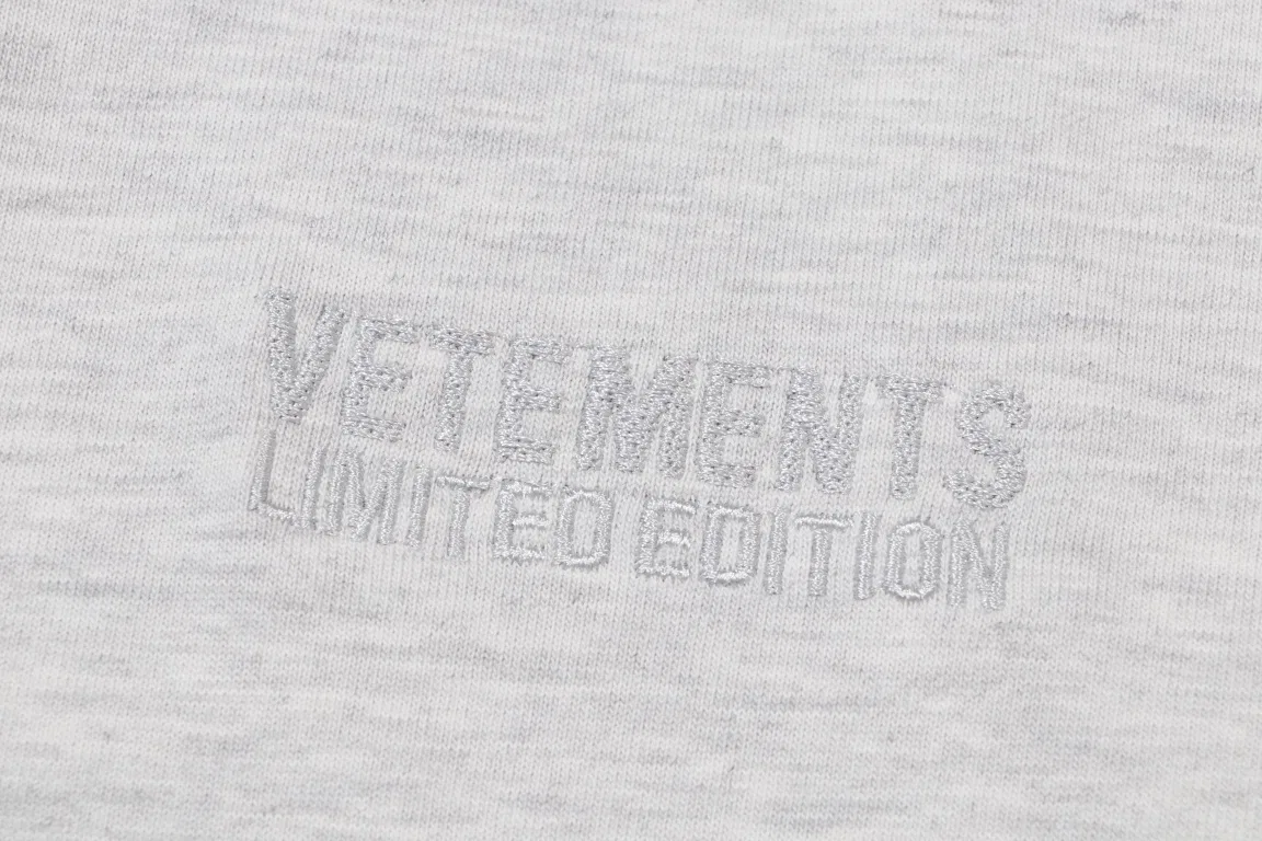 VETEMENTS 27FW GYYOCNS 036 반팔티셔츠 8
