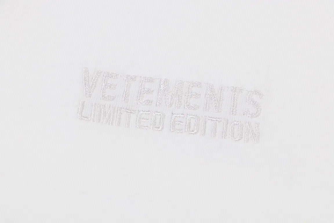 VETEMENTS 27FW GYYOCNS 036 반팔티셔츠 22