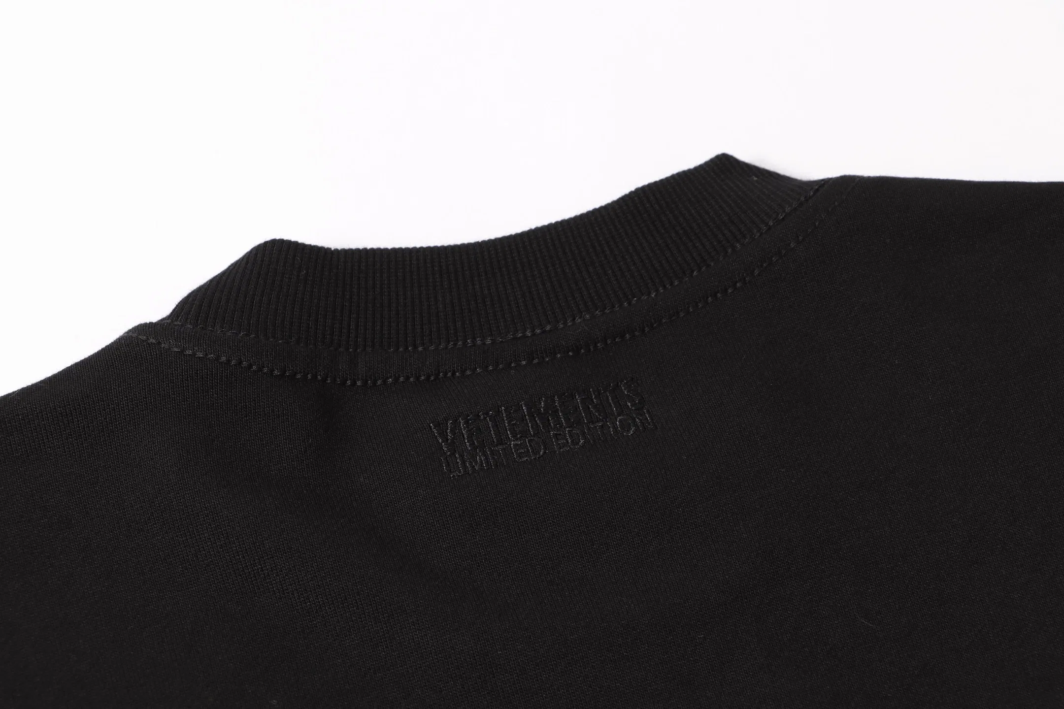 VETEMENTS 27FW ZDJWGZS 172 맨투맨 10